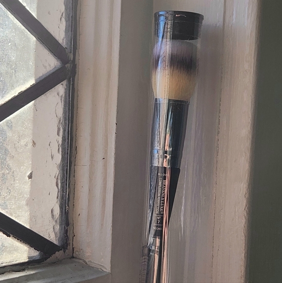 NIB IT COSMETICS HEAVENLY LUXE COMPLEXION BRUSH NO.7 - Picture 9 of 13